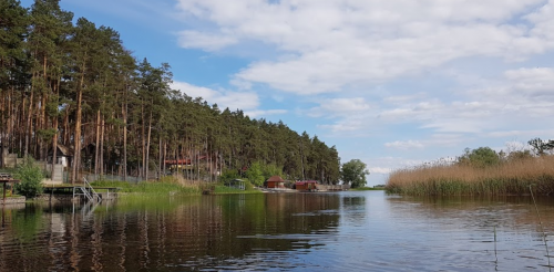 Рибальська база «Дніпровська затока» у Черкаській області 