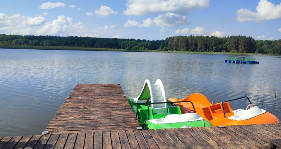 Chill - база відпочинку на березі озера, чани