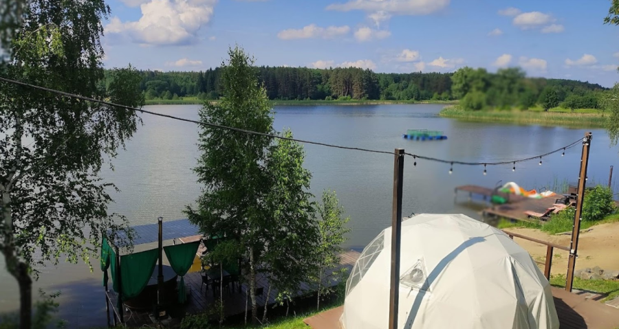 Chill - база відпочинку на березі озера, чани