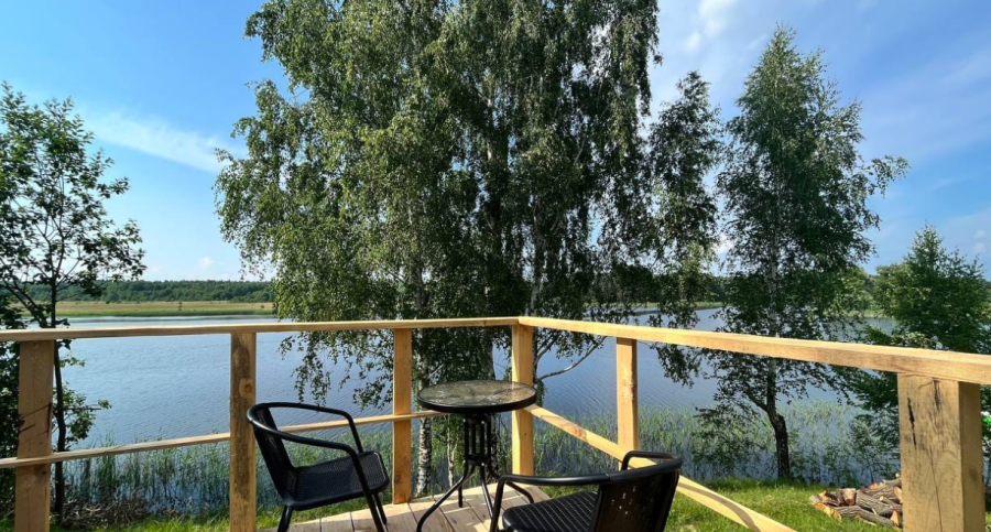 Chill - база відпочинку на березі озера, чани