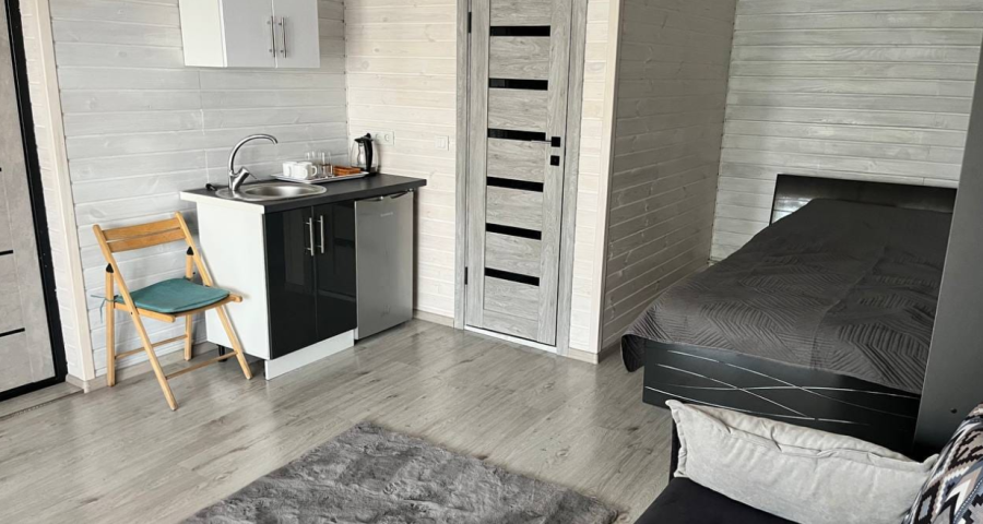 Chill - база відпочинку на березі озера, чани