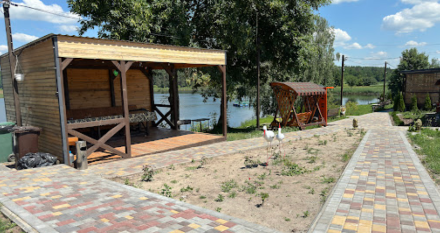 Chill - база відпочинку на березі озера, чани