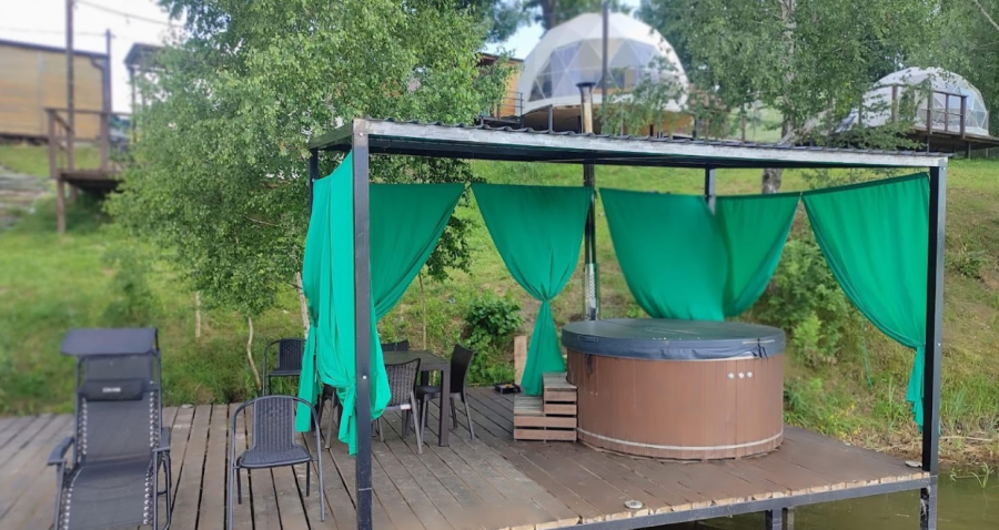 Chill - база відпочинку на березі озера, чани