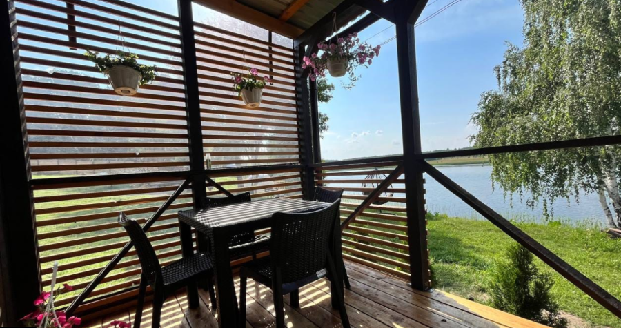 Chill - база відпочинку на березі озера, чани