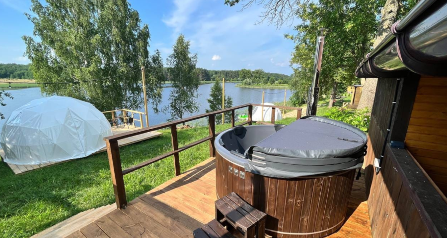 Chill - база відпочинку на березі озера, чани