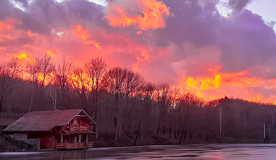 Туристичний комплекс «ДЖЕРЕЛЬНЕ ОЗЕРО»